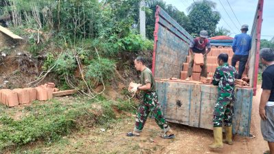 Satgas TMMD Ke-128 Kodim 0420/Sarko Turunkan Genteng, Percepat Pembangunan RLH di Desa Seko Besar