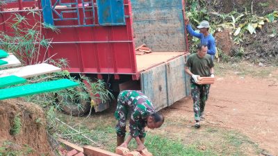 Satgas TMMD Ke-128 Kodim 0420/Sarko Turunkan Genteng, Percepat Pembangunan RLH di Desa Seko Besar