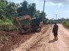 Satgas TMMD ke 128 Kodim 0420/Sarko Lanjutkan Perataan Material Letrik di Titik Perbaikan Jalan 