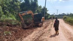 Satgas TMMD ke 128 Kodim 0420/Sarko Lanjutkan Perataan Material Letrik di Titik Perbaikan Jalan 