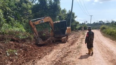 Satgas TMMD ke 128 Kodim 0420/Sarko Lanjutkan Perataan Material Letrik di Titik Perbaikan Jalan 
