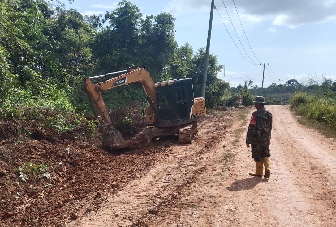 Satgas TMMD ke 128 Kodim 0420/Sarko Lanjutkan Perataan Material Letrik di Titik Perbaikan Jalan 