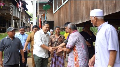 Kebutuhan Bayi Jadi Prioritas, Bupati M. Syukur Tinjau Korban Banjir Lembah Masurai