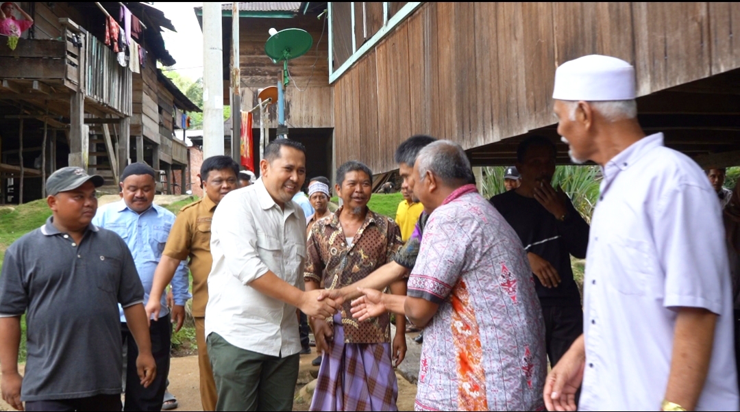 Kebutuhan Bayi Jadi Prioritas, Bupati M. Syukur Tinjau Korban Banjir Lembah Masurai