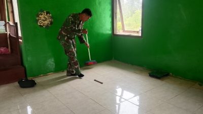 Sertu Aan S. Budi Tunjukkan Kepedulian, Pimpin Pembersihan Masjid Nurul Huda dalam TMMD ke-128 Kodim 0420/Sarko