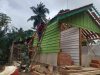 Kebersamaan TNI dan Warga, Koptu Gunawan dan Bapak Wanto Pasang Genteng RTLH Milik Bapak Ruslan