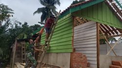 Kebersamaan TNI dan Warga, Koptu Gunawan dan Bapak Wanto Pasang Genteng RTLH Milik Bapak Ruslan