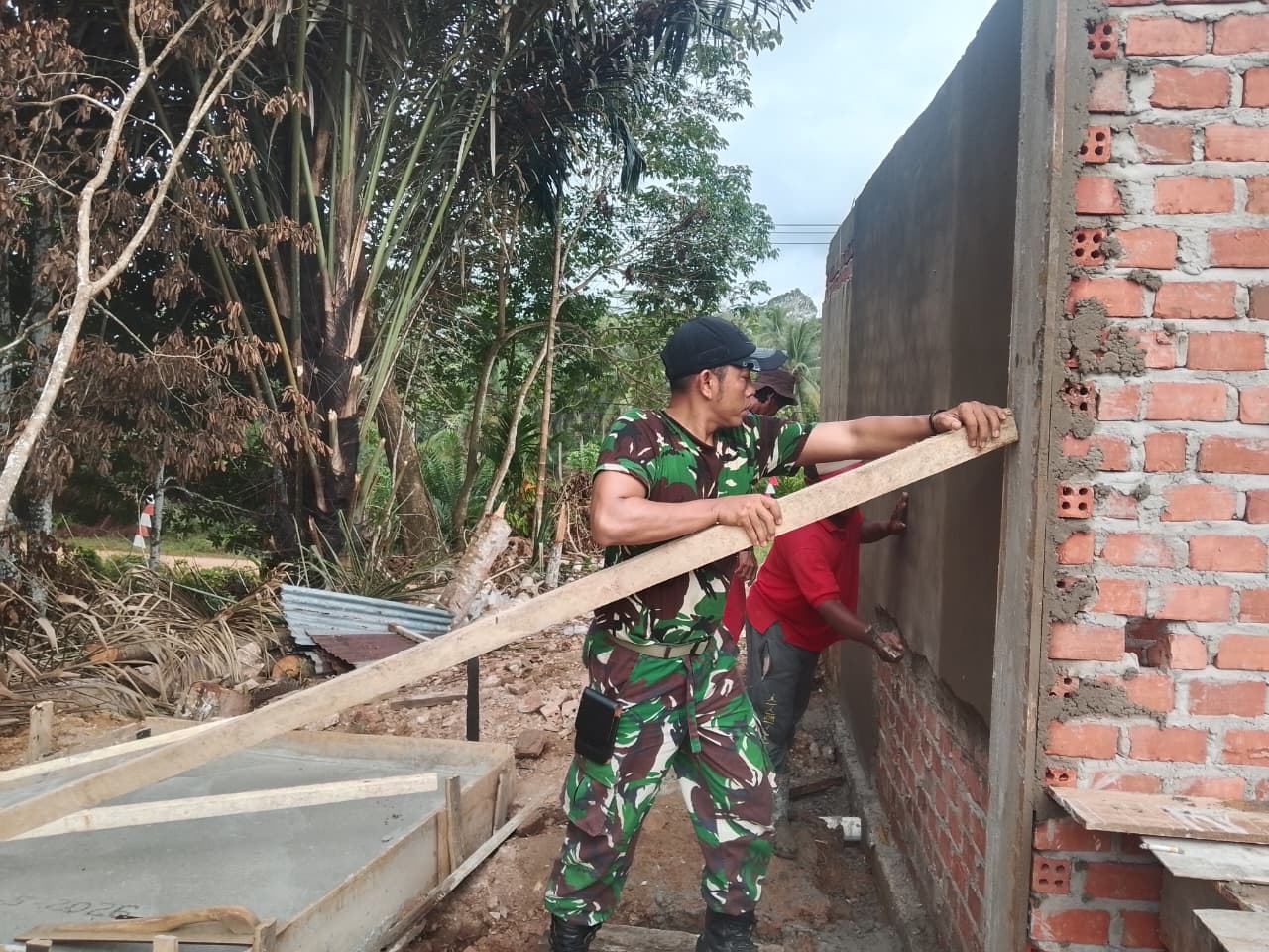 Satgas TMMD ke-128 Kodim 0420/Sarko Plaster MCK Masjid Nurul Huda, Wujud Nyata Kepedulian untuk Fasilitas Ibadah