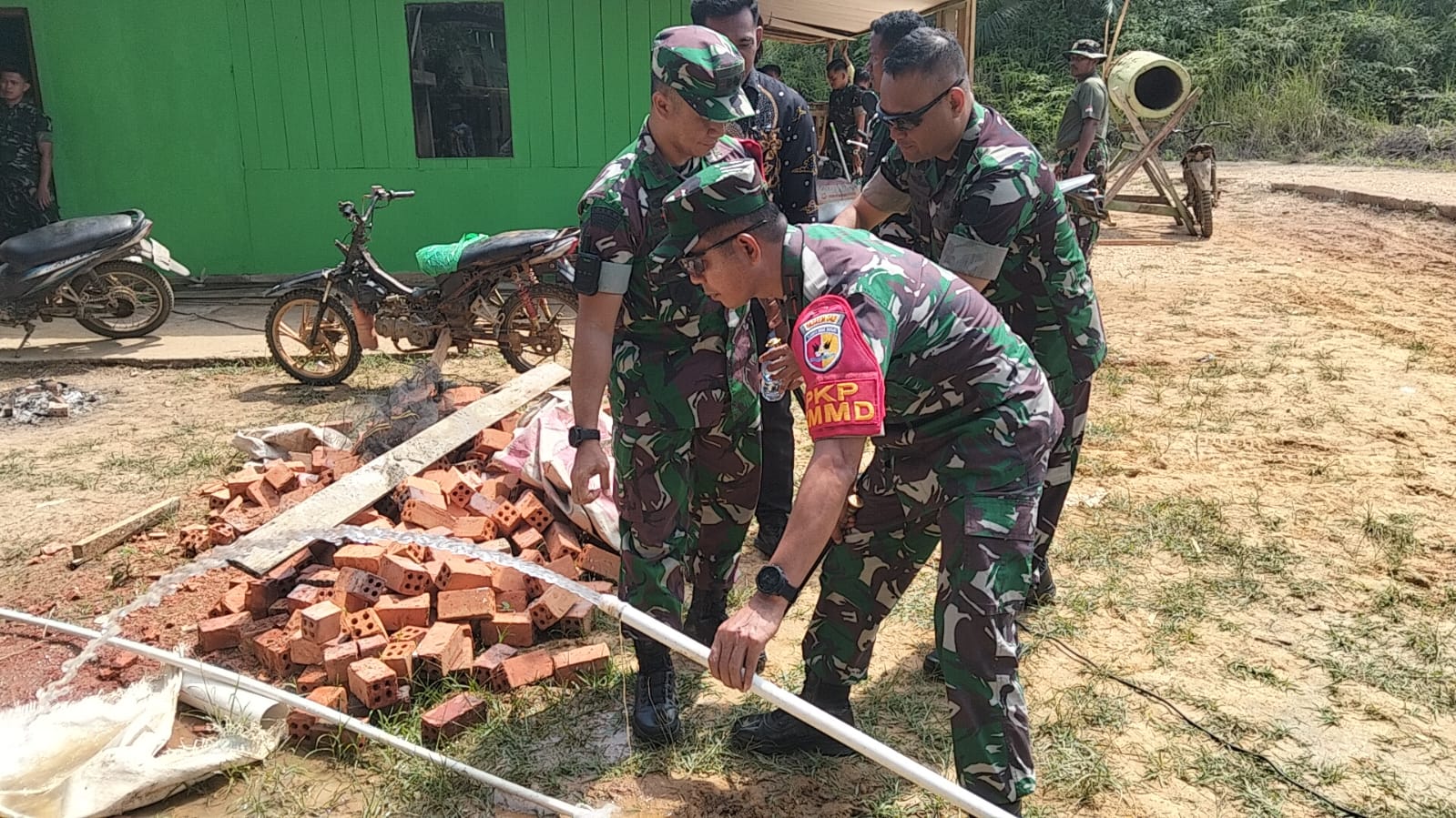 Danrem 042/Gapu Tinjau Pembuatan Sumur Bor TMMD ke-128 Kodim 0420/Sarko, Pastikan Air Bersih Segera Dinikmati Warga