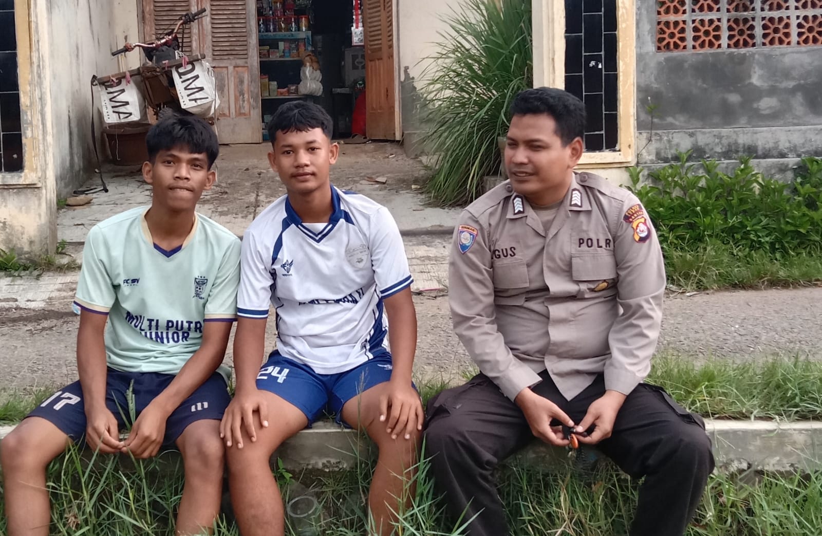 BHABINKAMTIBMAS POLSEK MUNCANG SAMBANG WARGA DESA BINAAN SAMPAIKAN PESAN KAMTIBMAS