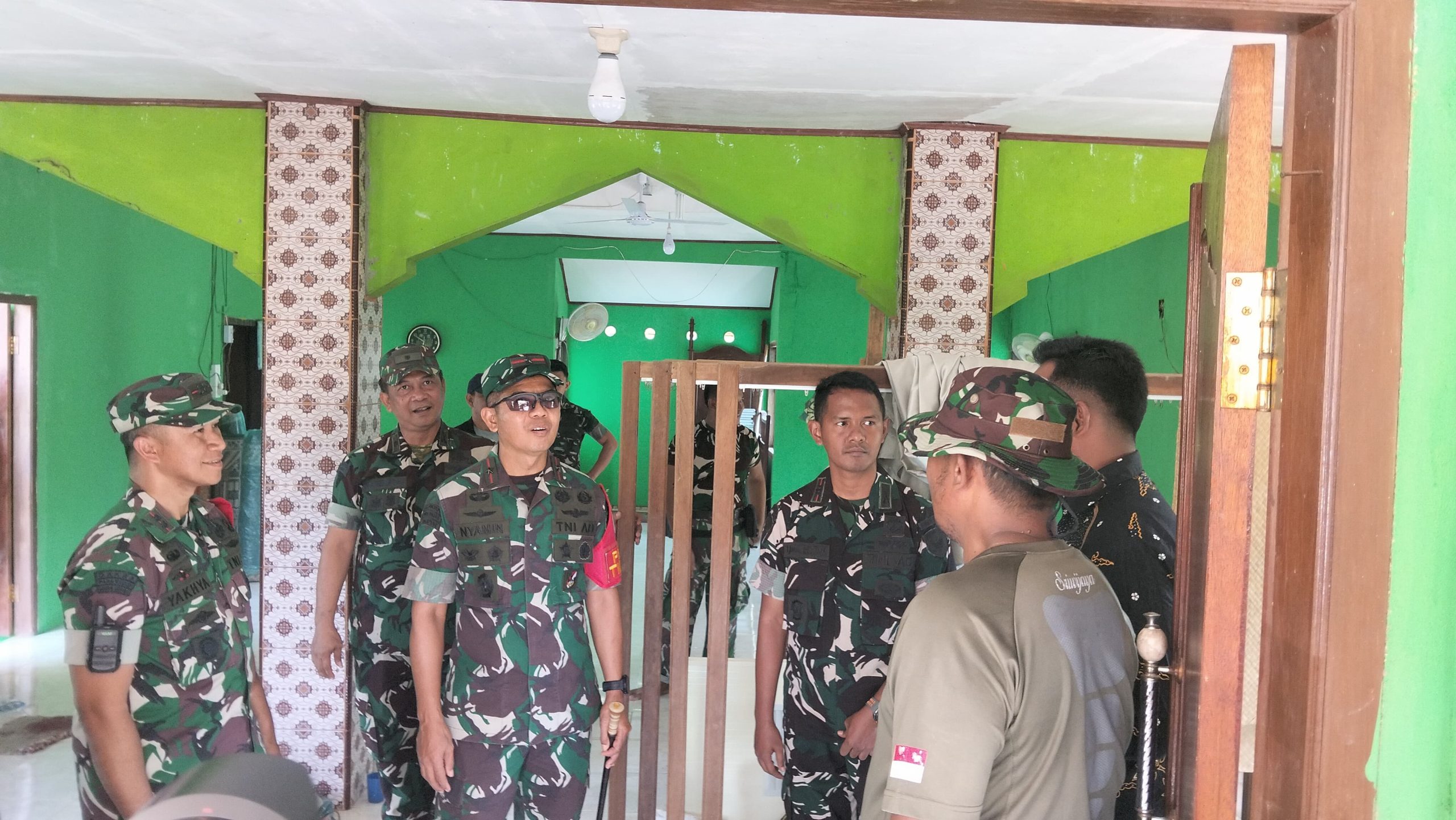 Danrem 042/Gapu Tinjau Renovasi Masjid Nurul Huda oleh Satgas TMMD ke 128 Kodim 0420/Sarko
