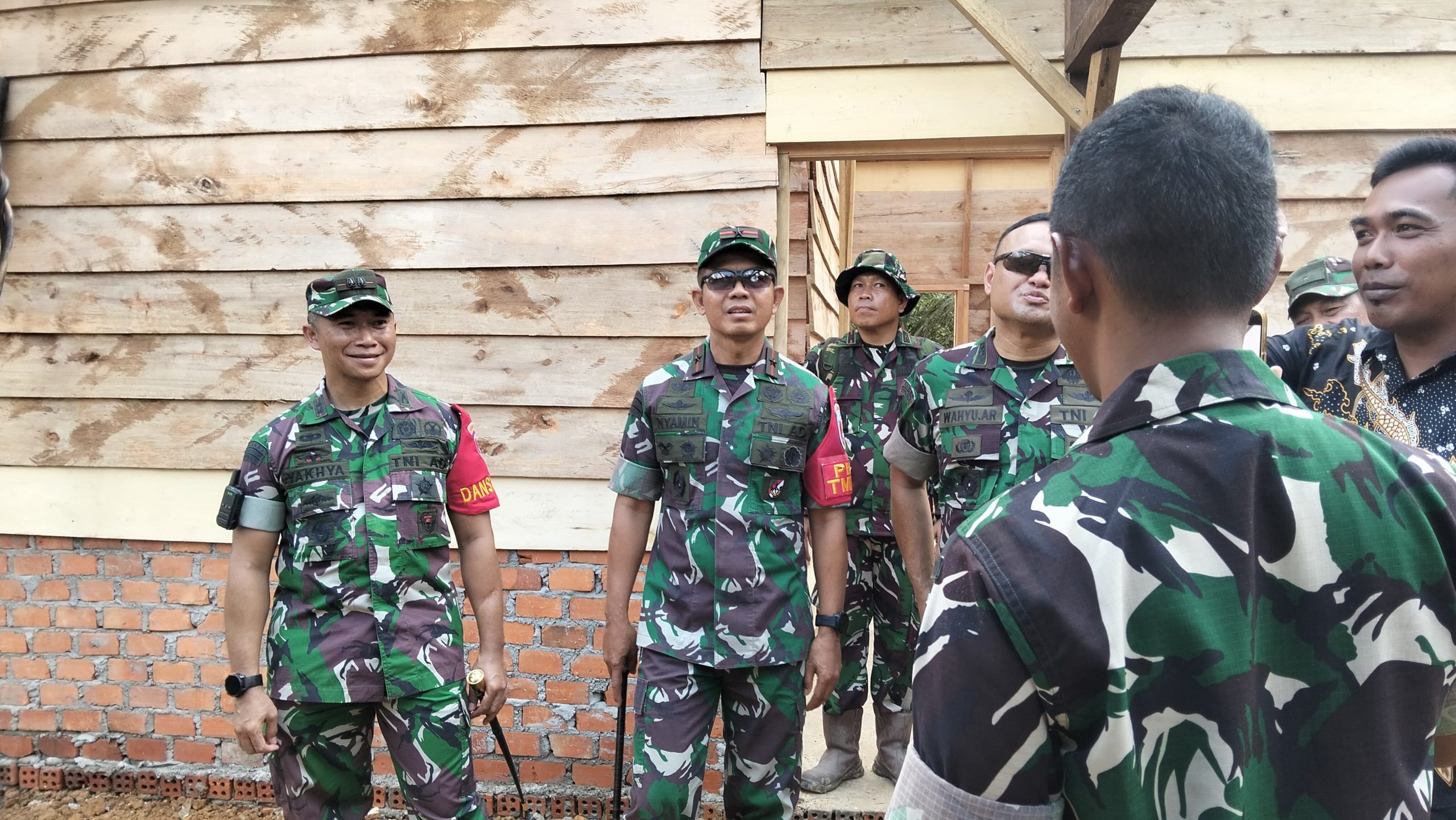 Danrem 042/Gapu Tinjau Pembangunan RLH, Rumah Bapak Lukman Warga Desa Seko Besar