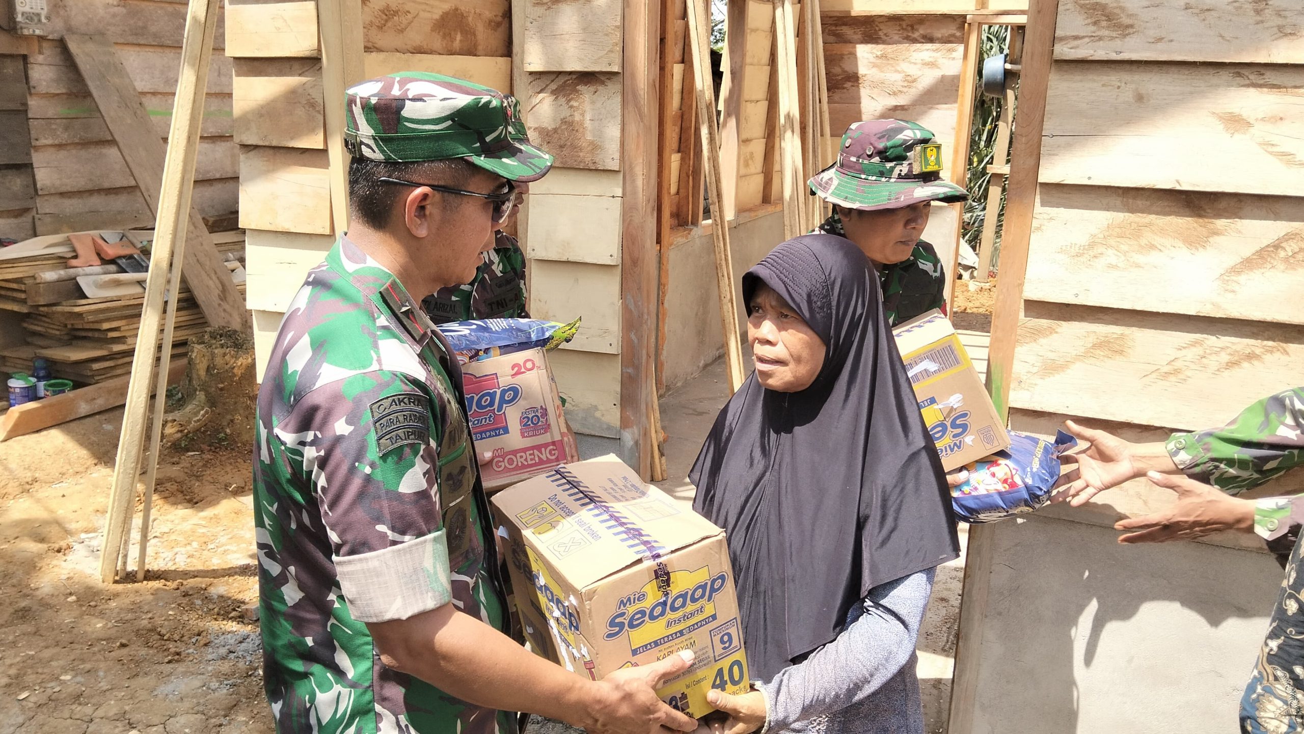 Danrem 042/Gapu Bagikan Sembako kepada Warga Penerima RLH di Desa Seko Besar