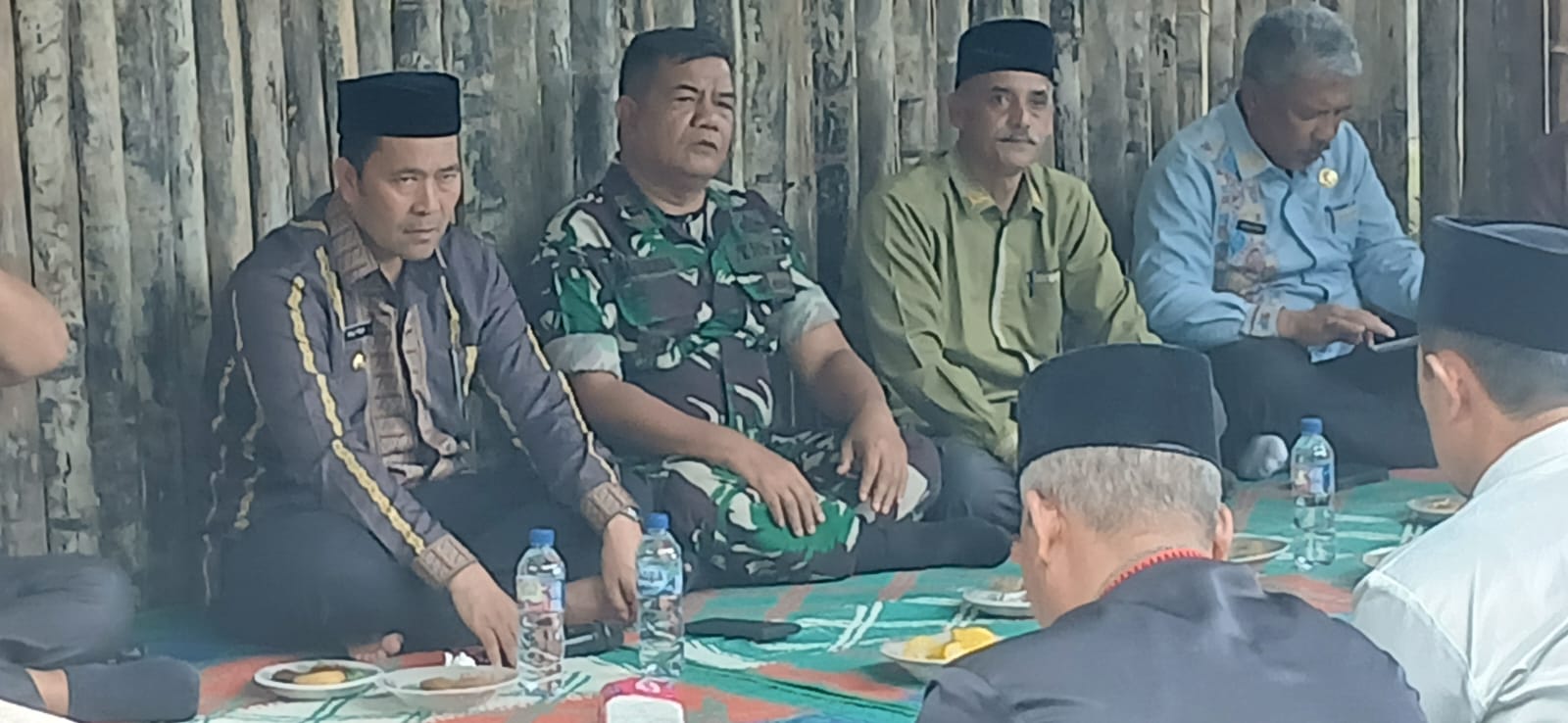 Danramil 04/Bintang Bersama Bupati Aceh Tengah Kunjungi Desa Merodot Pasca Bencana