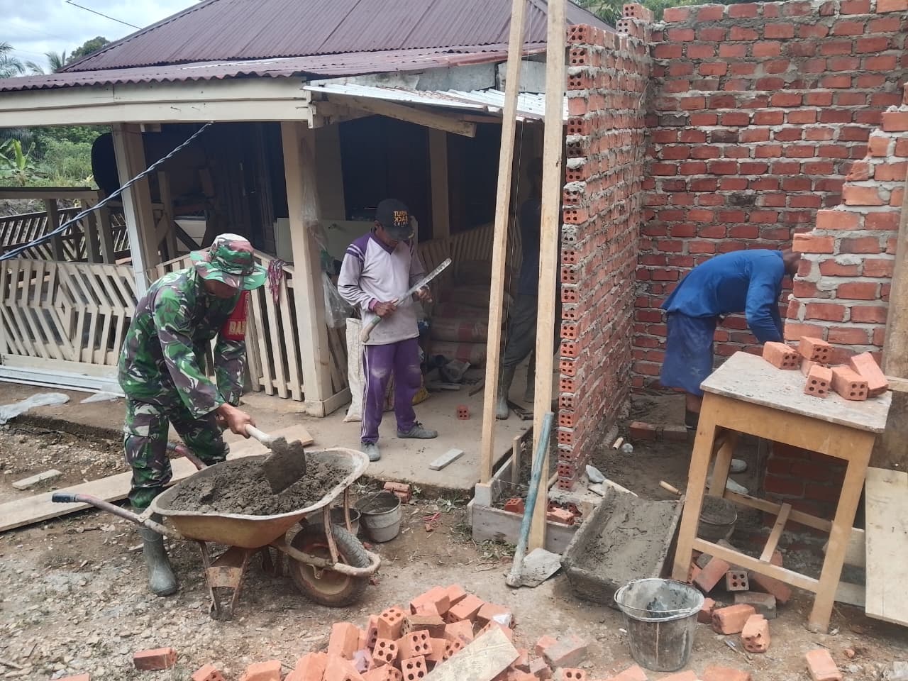 Semangat Gotong Royong Anggota SatgasTMMD Ke-128 Kodim 0420/Sarko Bersama Warga Bangun MCK Musolla Al-Ikhlas