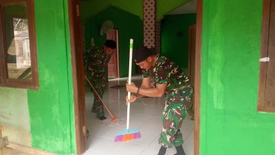 Anggota Satgas TMMD Ke-128 Kodim 0420/Sarko Bersihkan Masjid di Desa Seko Besar