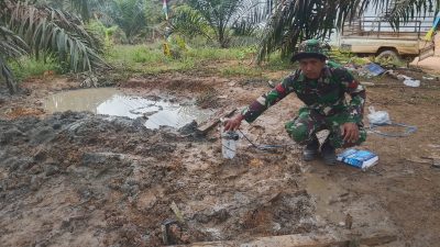 Pastikan Air Bersih Lancar, Anggota Satgas TMMD ke 128 Kodim 0420/Sarko Cek Sumur Bor Masjid Rohullah