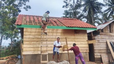 Satgas TMMD ke-128 Kodim 0420/Sarko Kebut Pemasangan Atap Genteng RLH Milik Kiki di Desa Seko Besar