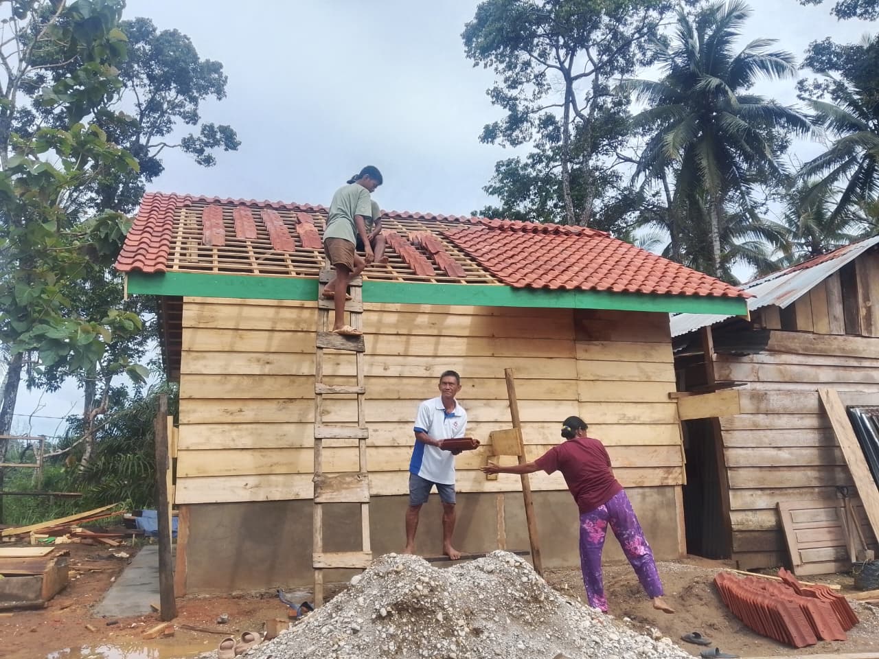 Satgas TMMD ke-128 Kodim 0420/Sarko Kebut Pemasangan Atap Genteng RLH Milik Kiki di Desa Seko Besar