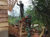 Satgas TMMD ke-128 Kodim 0420/Sarko, Pasang Genteng Rumah Layak Huni Milik Lukman Warga Desa Seko Besar