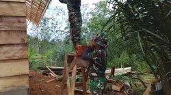 Satgas TMMD ke-128 Kodim 0420/Sarko, Pasang Genteng Rumah Layak Huni Milik Lukman Warga Desa Seko Besar