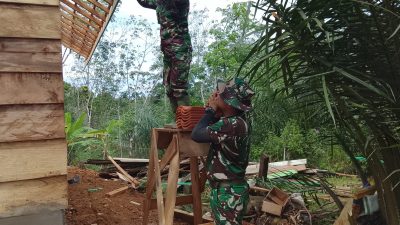 Satgas TMMD ke-128 Kodim 0420/Sarko, Pasang Genteng Rumah Layak Huni Milik Lukman Warga Desa Seko Besar
