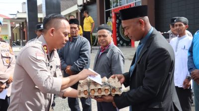 Polres Aceh Tengah Tebar Kepedulian di Jumat Berkah,, Beri Tali asih bagi Warga masyarakat yg berprofesi sebagai Petugas Penggali kubur dan memandikan jenazah