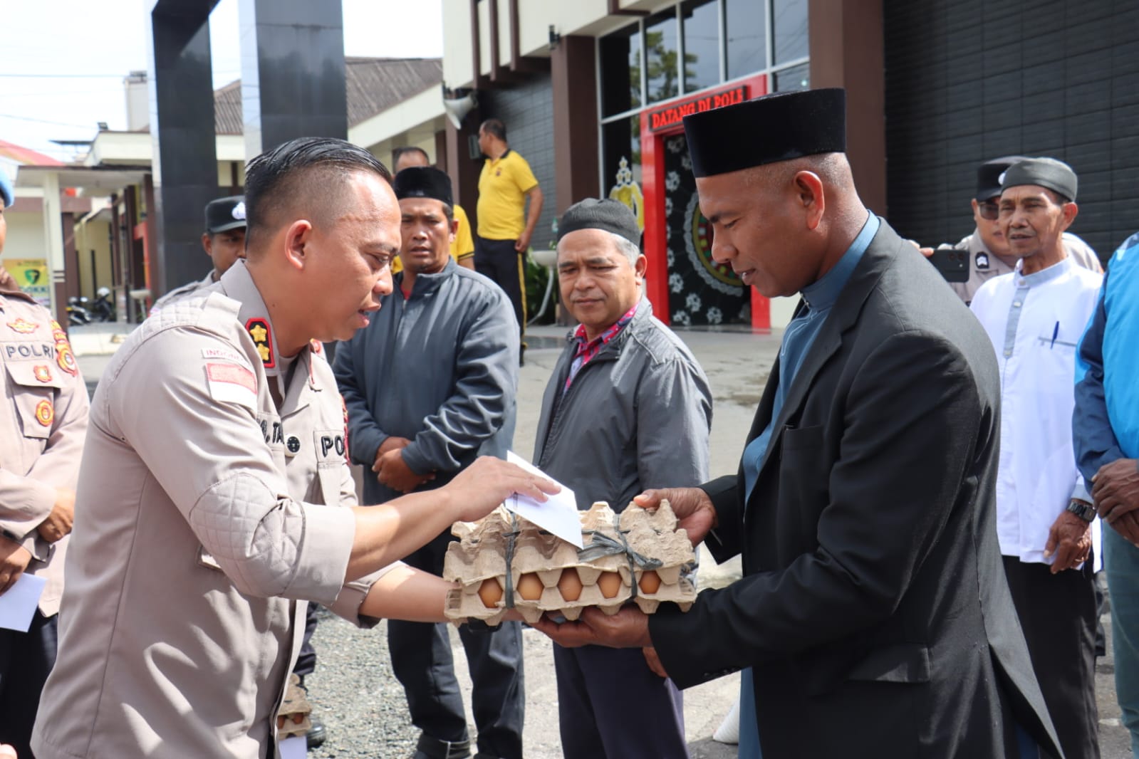 Polres Aceh Tengah Tebar Kepedulian di Jumat Berkah,, Beri Tali asih bagi Warga masyarakat yg berprofesi sebagai Petugas Penggali kubur dan memandikan jenazah