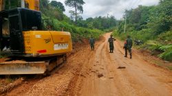 Satgas TMMD ke 128 Kodim 0420/Sarko Lanjutkan Perataan Jalan Menuju Desa Sasaran 