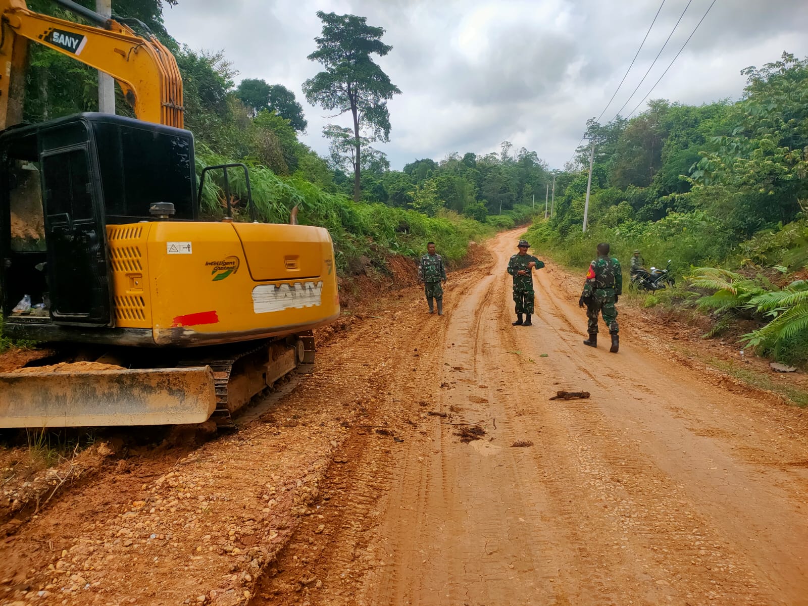 Satgas TMMD ke 128 Kodim 0420/Sarko Lanjutkan Perataan Jalan Menuju Desa Sasaran 