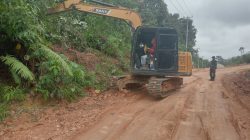 Satgas TMMD ke 128 Kodim 0420/Sarko Lanjutkan Pembuatan Drainase Jalan Menuju Desa Seko Besar