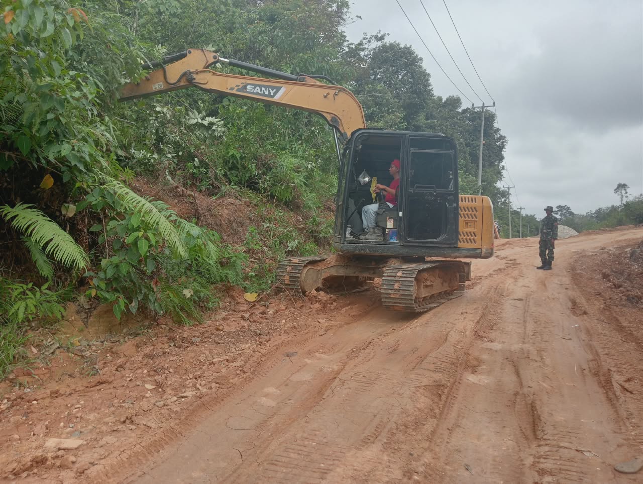 Satgas TMMD ke 128 Kodim 0420/Sarko Lanjutkan Pembuatan Drainase Jalan Menuju Desa Seko Besar