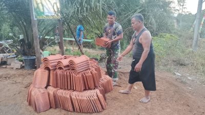 Sinergi Satgas TMMD ke 128 kodim 0420/Sarko Bersama Warga, Pasang Genteng RLH Milik Bapak Lukman 