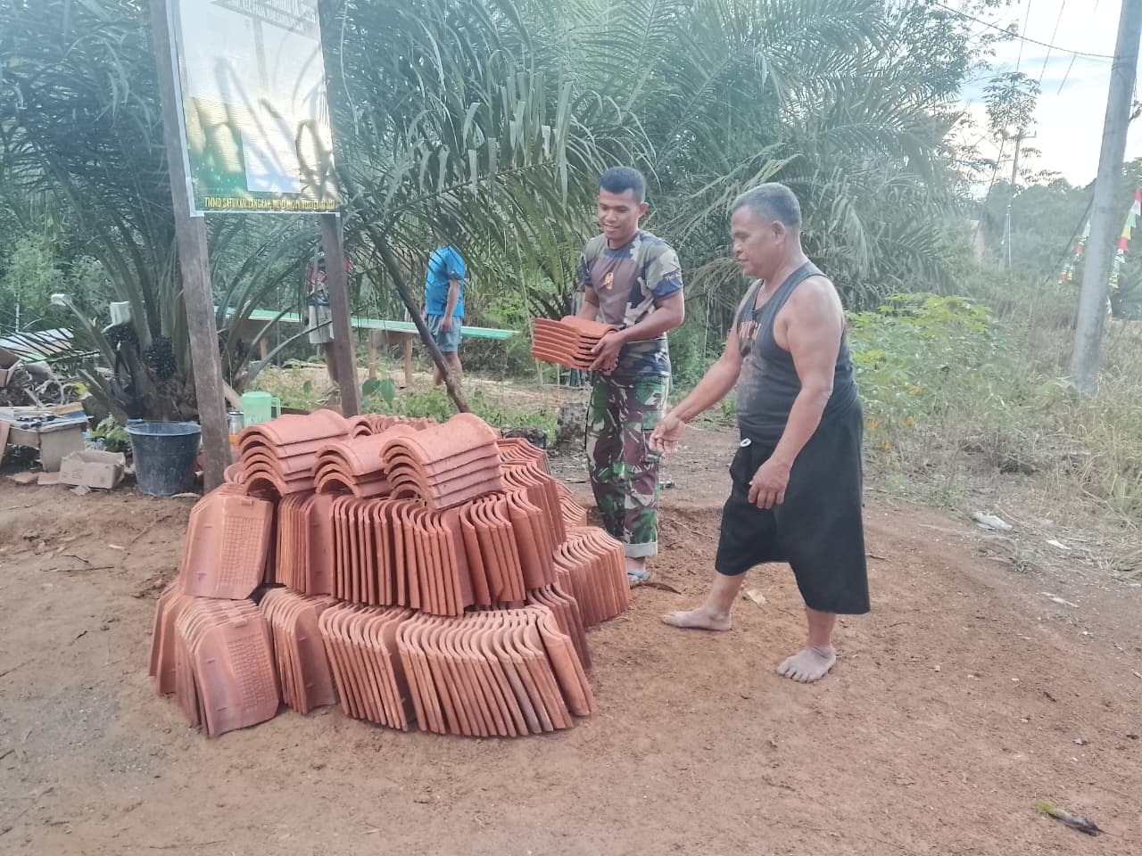 Sinergi Satgas TMMD ke 128 kodim 0420/Sarko Bersama Warga, Pasang Genteng RLH Milik Bapak Lukman 