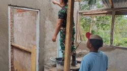Anggota Satgas TMMD Ke-128 Kodim 0420/Sarko Plester MCK Masjid Nurul Huda