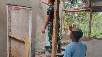 Anggota Satgas TMMD Ke-128 Kodim 0420/Sarko Plester MCK Masjid Nurul Huda