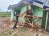 Anggota Satgas TMMD Ke-128 Kodim 0420/Sarko Renovasi Plafon Masjid Nurul Huda