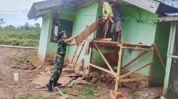 Anggota Satgas TMMD Ke-128 Kodim 0420/Sarko Renovasi Plafon Masjid Nurul Huda