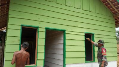 Satgas TMMD ke-128 Kodim 0420/Sarko, Percantik Rumah Layak Huni Milik Lukman Warga Desa Seko Besar