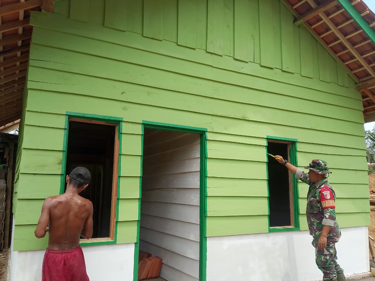 Satgas TMMD ke-128 Kodim 0420/Sarko, Percantik Rumah Layak Huni Milik Lukman Warga Desa Seko Besar