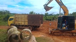 Satgas TMMD ke 128 Kodim 0420/Sarko Turunkan Gorong-gorong Untuk Perbaikan Jalan Menuju Desa Seko Besar