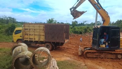 Satgas TMMD ke 128 Kodim 0420/Sarko Turunkan Gorong-gorong Untuk Perbaikan Jalan Menuju Desa Seko Besar