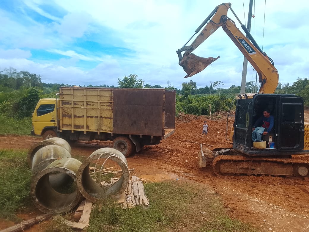 Satgas TMMD ke 128 Kodim 0420/Sarko Turunkan Gorong-gorong Untuk Perbaikan Jalan Menuju Desa Seko Besar