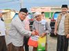 Pakai Rompi Coklat, Bupati M. Syukur Subling dan Salurkan Bantuan di RT 19 Pasar Atas Bangko