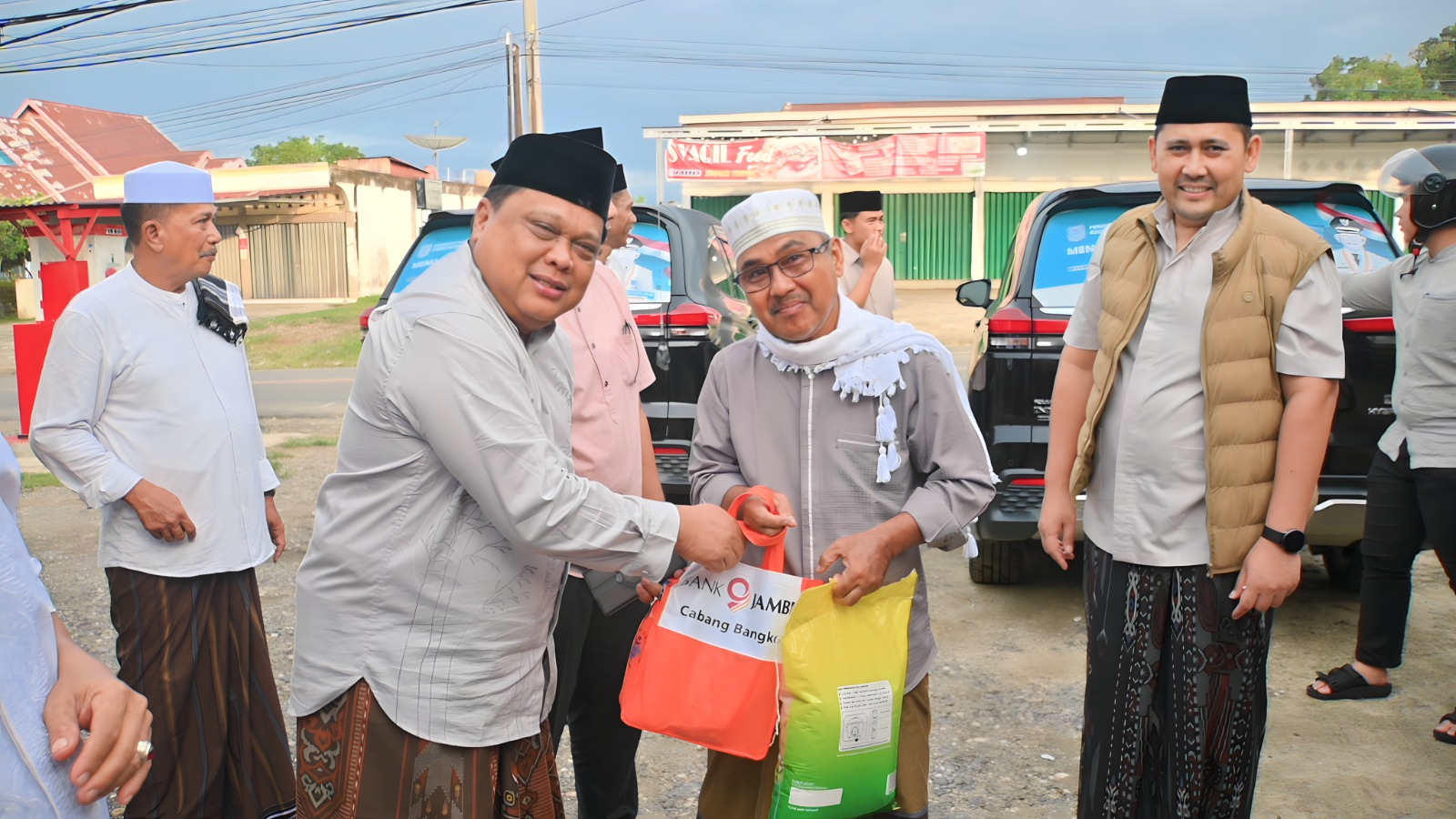 Pakai Rompi Coklat, Bupati M. Syukur Subling dan Salurkan Bantuan di RT 19 Pasar Atas Bangko