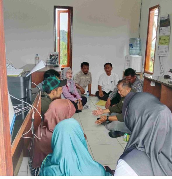 Respon Cepan Dinas lingkungan hidup Bersama Dinas Terkait di Wilayah kabupaten lebak Tinjau langsung sawah warga yang di duga terkena dampak Aktivitas Di salasatu perusahaan wilayah kec Cileles.