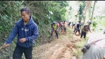 Wujud Kepedulian Babinsa, Gotong Royong Bersama Warga Permudah Akses Jalan Kebun