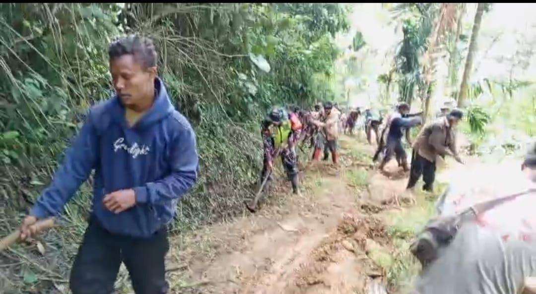 Wujud Kepedulian Babinsa, Gotong Royong Bersama Warga Permudah Akses Jalan Kebun
