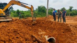 Satgas TMMD ke 128 Kodim 0420/Sarko Lanjutkan Pemasangan Gorong-gorong Dititik Sasaran Perbaikan Jalan
