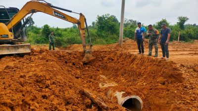 Satgas TMMD ke 128 Kodim 0420/Sarko Lanjutkan Pemasangan Gorong-gorong Dititik Sasaran Perbaikan Jalan